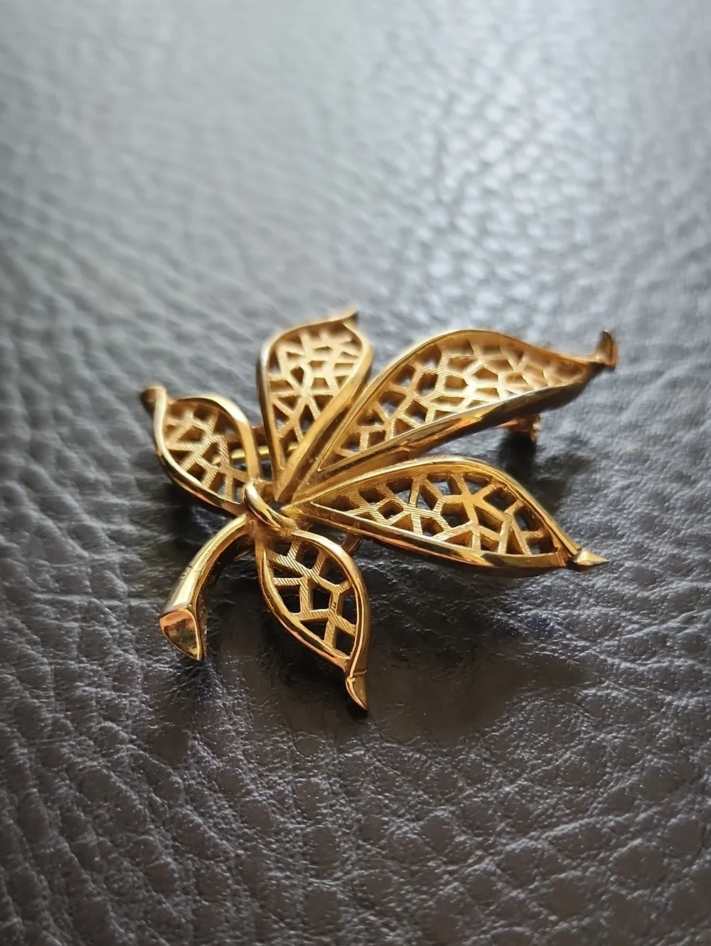 VTG Trifari Gold Floral Filigree Leaf Brooch - Women's Jewelry